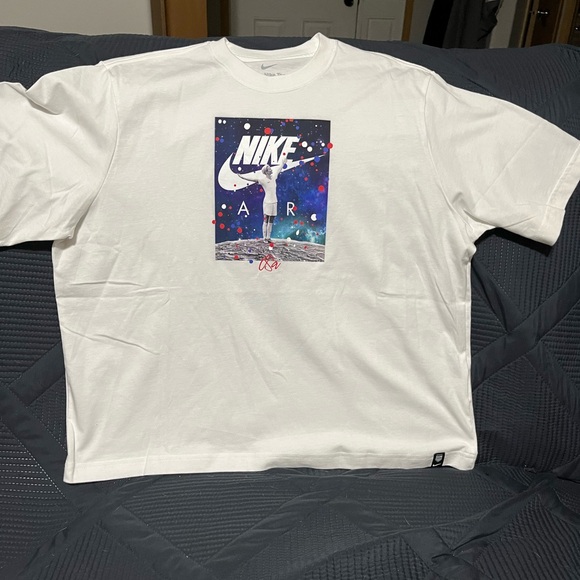 NWOT WOMENS NIKE TSHIRT SIZE MEDIUM - Picture 4 of 6
